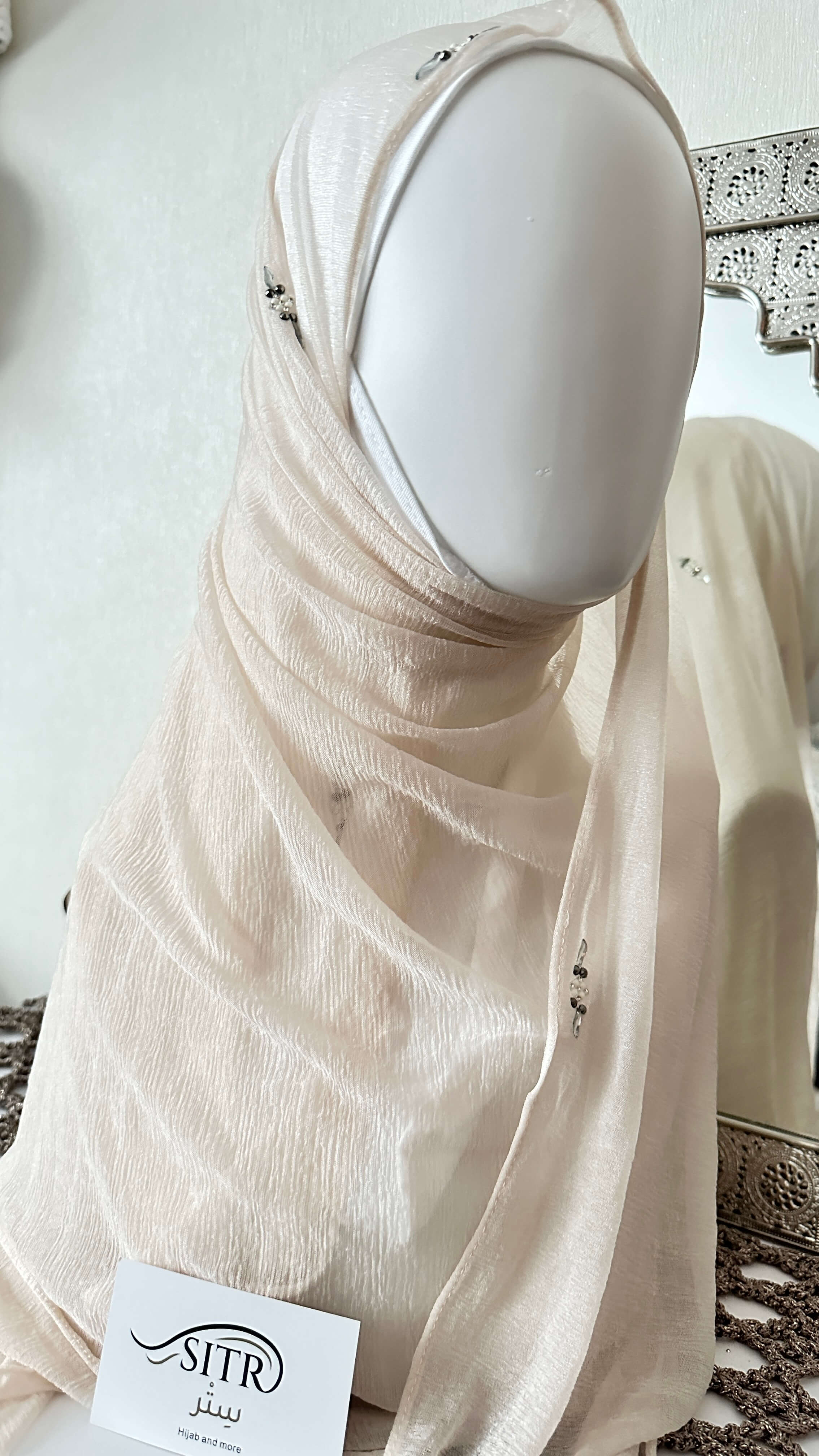 Deze moderne en prachtige hoofddoek is special gemaakt voor jou zodat je de hele dag op je gemak deze hoofddoek kan dragen. Voelt aangenaam op huid en blijft de hele dag mooie zitten.&nbsp;&nbsp;  Krijg een elegante en moderne look met deze hijab gemaakt van Kashmiri-materiaal.  Het is lichtgewicht, ademend en perfect voor dagelijks gebruik. Met een uniek ontwerp.